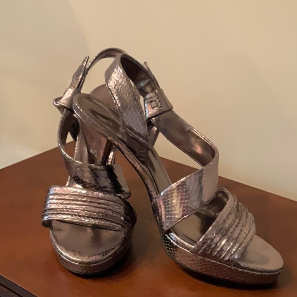 Gold tone women’s evening shoes